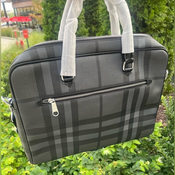 BURBERRY MEN’S BLACK Nova Check Grey black leather CROSSBODY MESSENGER BAG - Picture 2 of 16